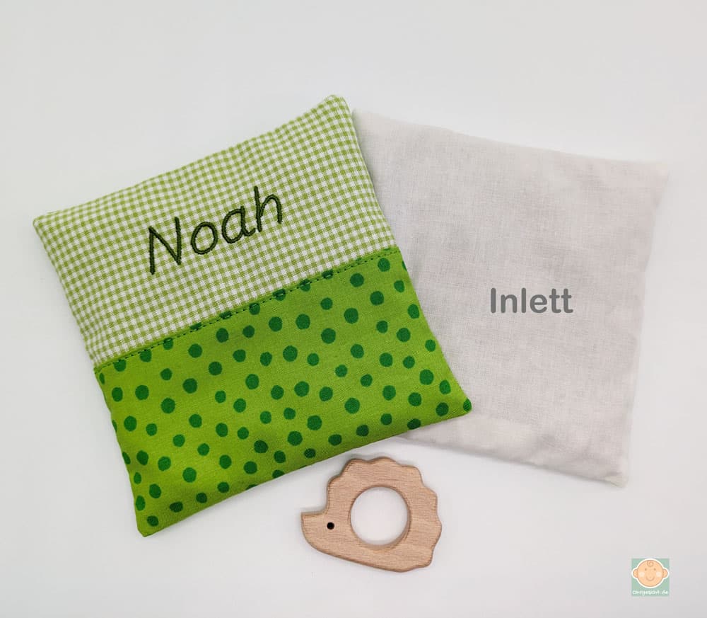 Körnerkissen mit Namen bestickt.