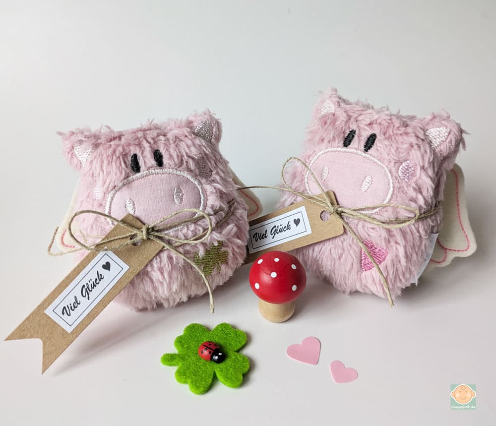 Stoffschweine mit Glücksklee und Herz
