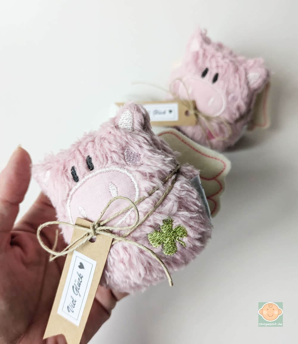 Kuscheltier-Schwein mit Kleeblatt und Geschenketikett, rosa