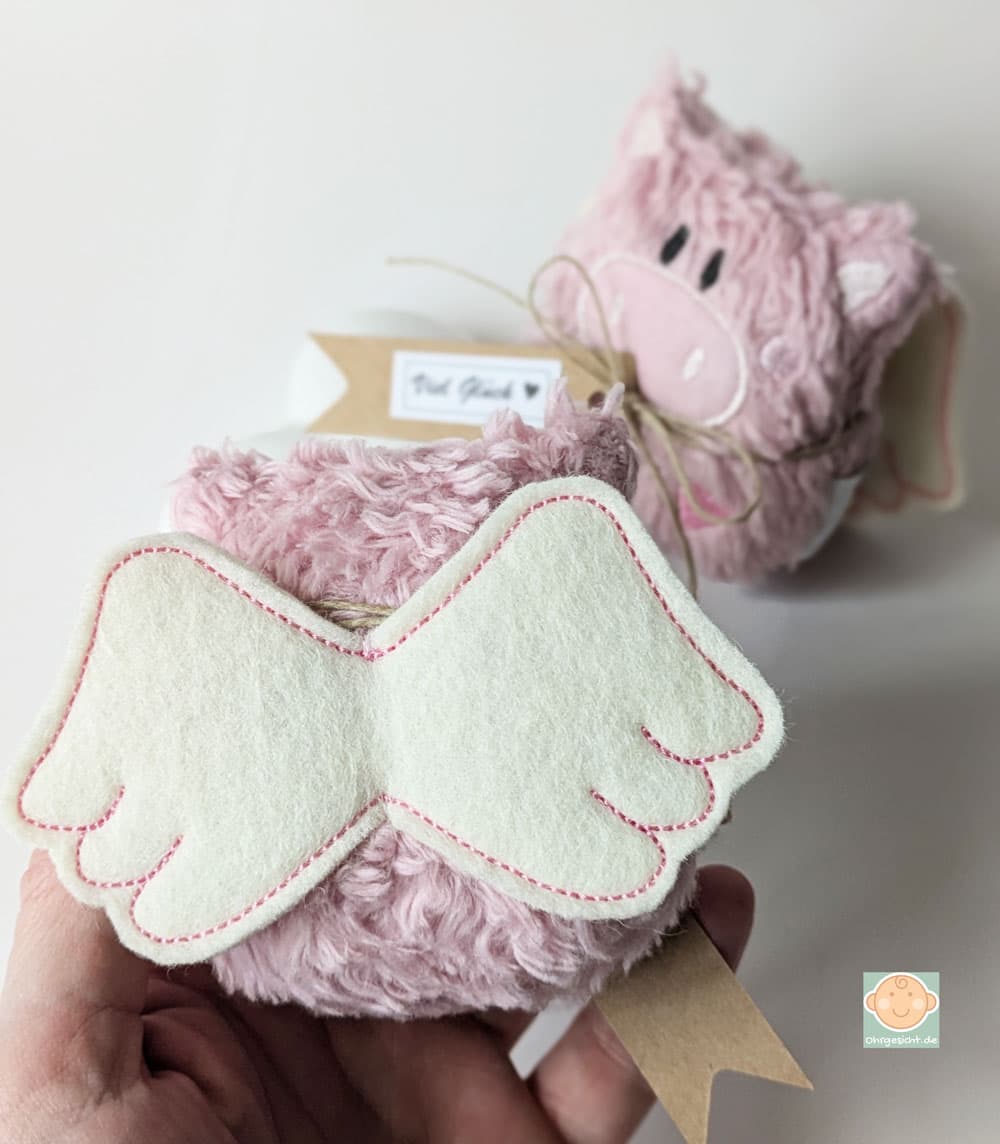 Rosa Plüschschwein mit Flügeln